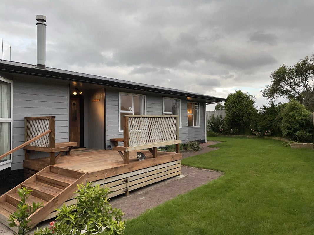 13 Matthew Place, Kawaha Point, Rotorua - Carousel 1