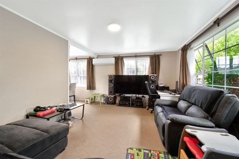 50 Oaktree Avenue, Browns Bay, Auckland - Carousel 2
