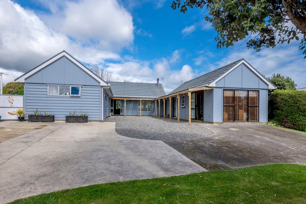 10 Victor Grove, Waikanae Beach, Waikanae - Carousel 1
