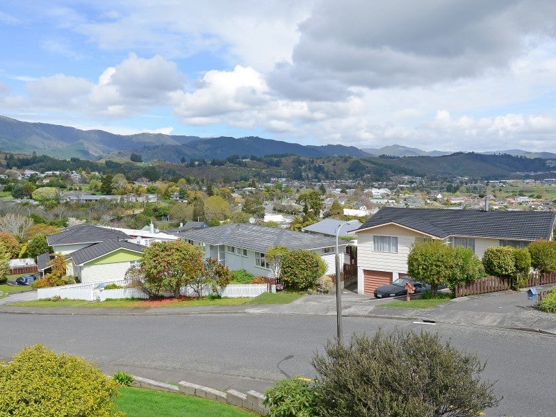18 Sunnyview Drive, Brown Owl, Upper Hutt - Carousel 2