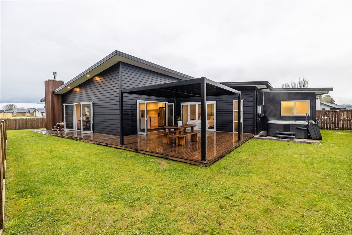 37 Freedom Drive, Kelvin Grove, Palmerston North - Carousel 1