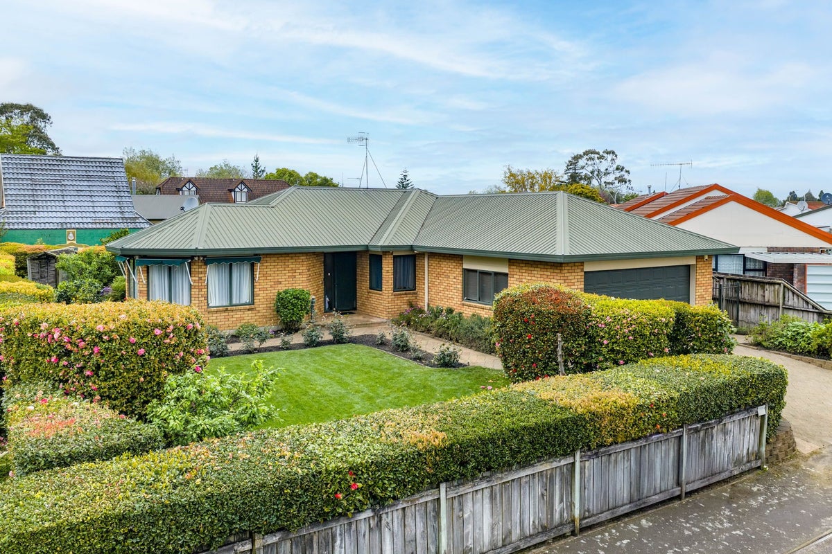 14 Sandalwood Drive, Dinsdale, Hamilton - Carousel 1