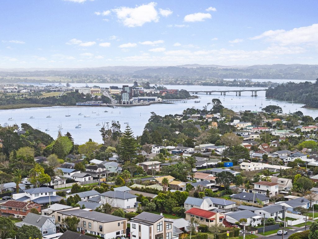 10 Drome View Place, Beach Haven, Auckland - Carousel 2