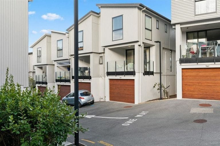 9/10 Silver Moon Road, Albany Heights, Auckland - Carousel 1