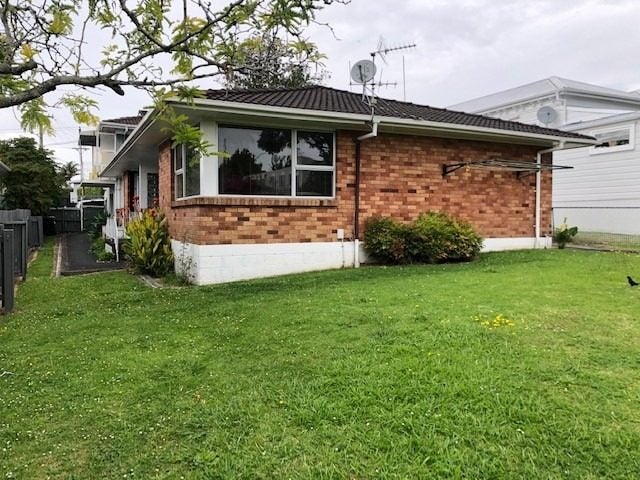 6B Mountain View Road, Morningside, Auckland - Carousel 1