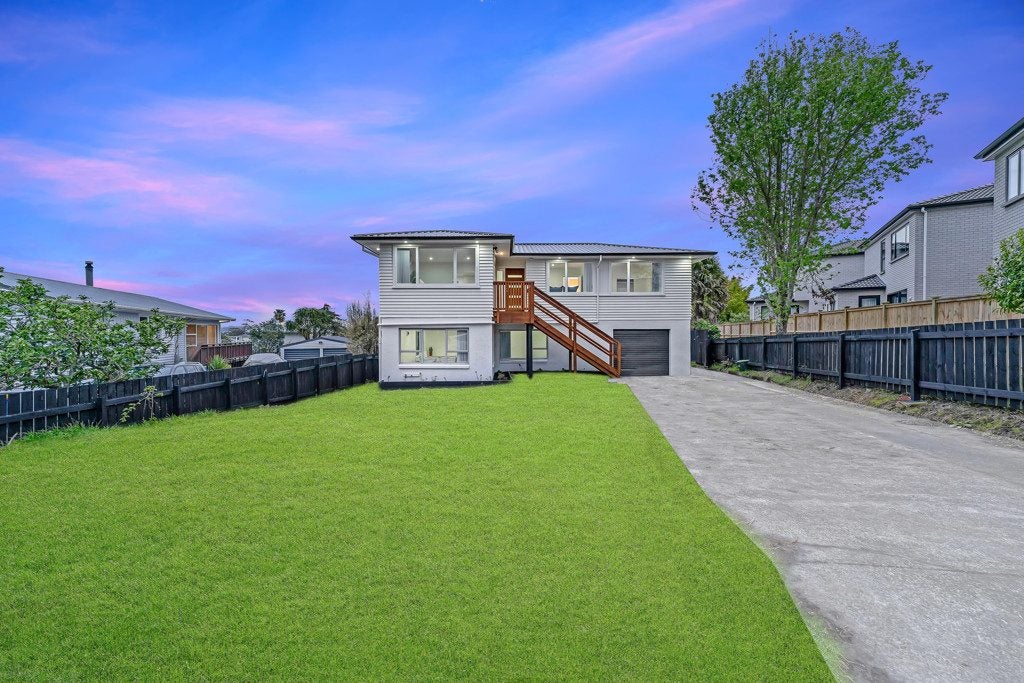 12 Ozich Avenue, Te Atatu South, Auckland - Carousel 1