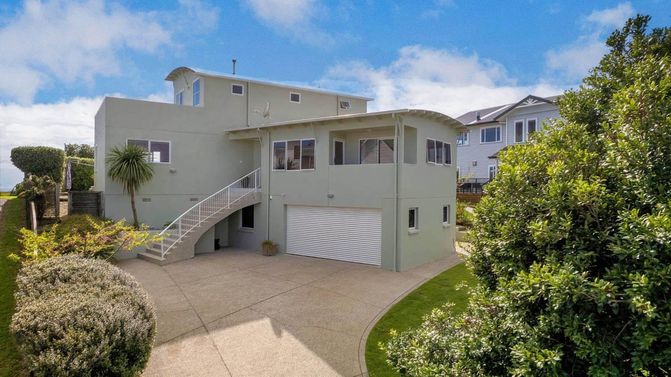 11 Captains Cove, Coastlands, Whakatane - Carousel 1