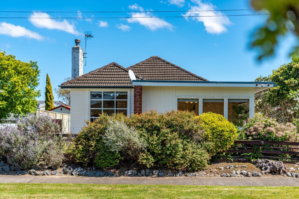 20 Thackeray Street, Trentham, Upper Hutt - Carousel 2