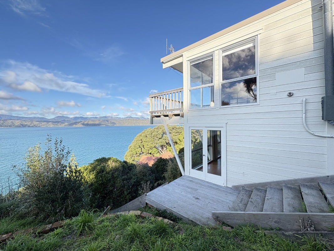 28 Napier Street, Karaka Bays, Wellington - Carousel 1