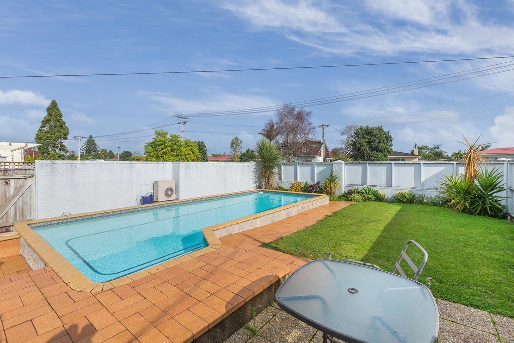 21 Peachgrove Road, Te Atatu Peninsula, Auckland - Carousel 2