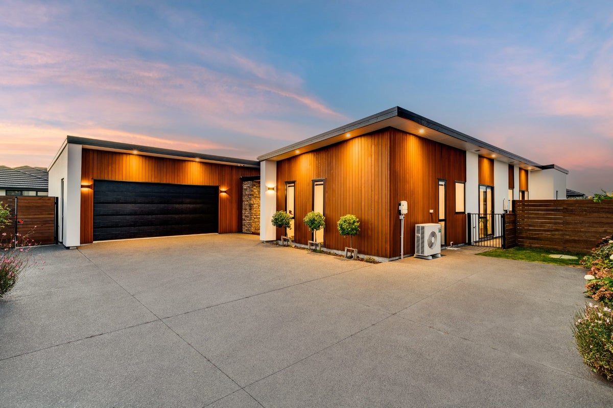 10 Helen Place, Halswell, Christchurch - Carousel 1