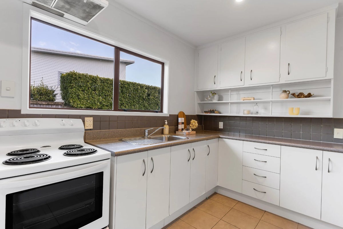 2/15 Seaview Terrace, Mount Albert, Auckland - Carousel 1