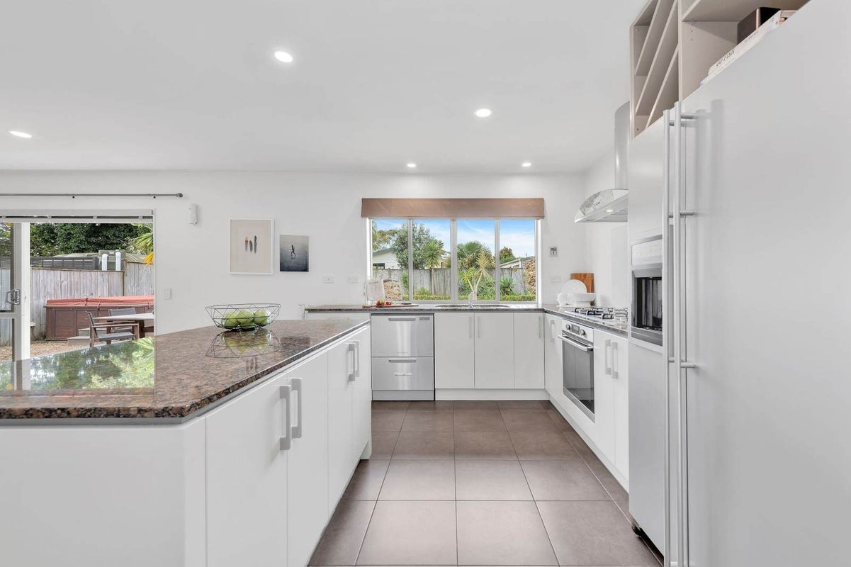 17 Pine Harbour Parade, Beachlands, Auckland - Carousel 2