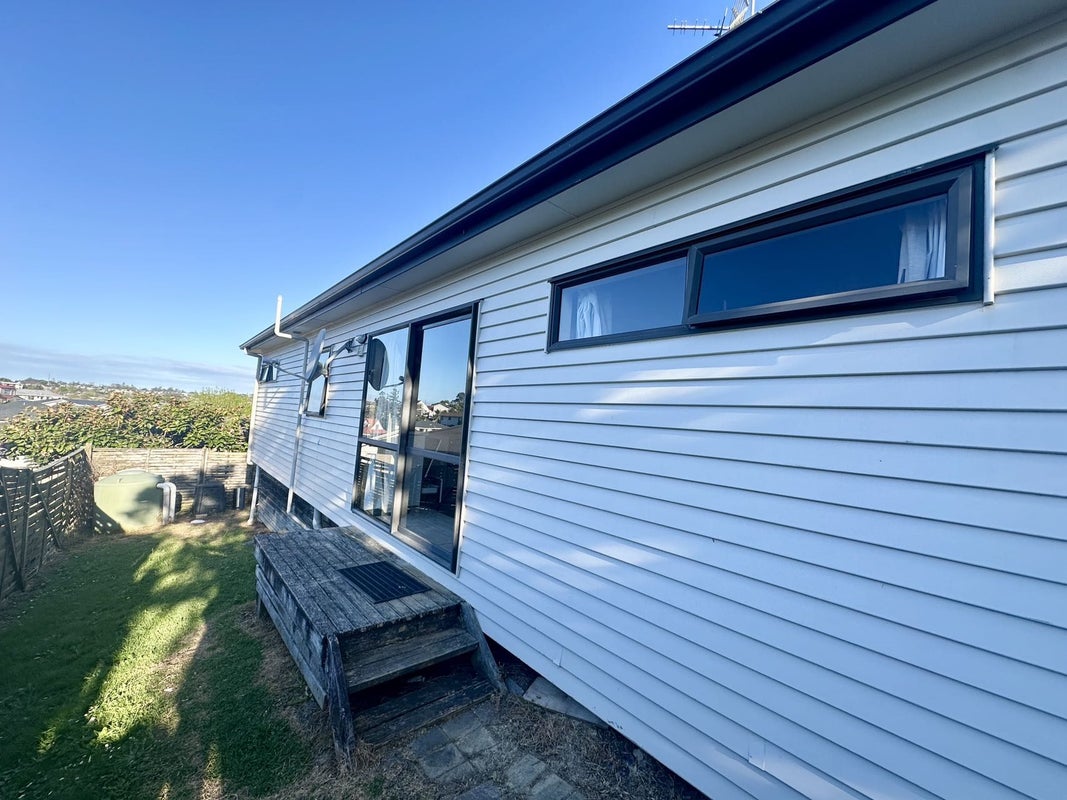 20 Trias Road, Totara Vale, Auckland - Carousel 2