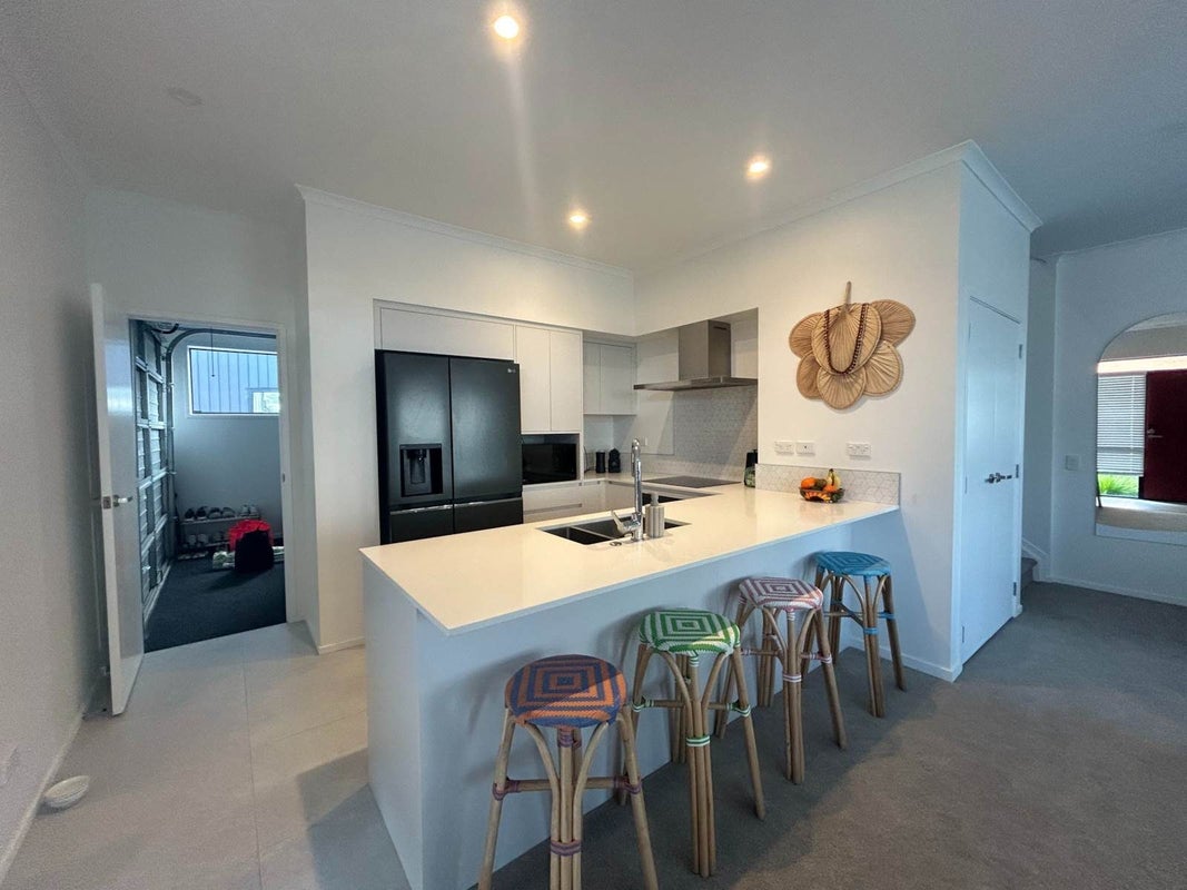 5 Tiakina Road, Northcote, Auckland - Carousel 1