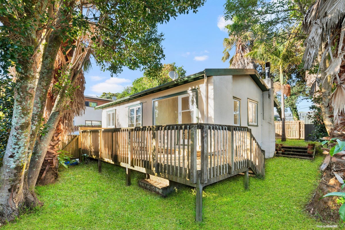 1/405 East Coast Road, Mairangi Bay, Auckland - Carousel 1