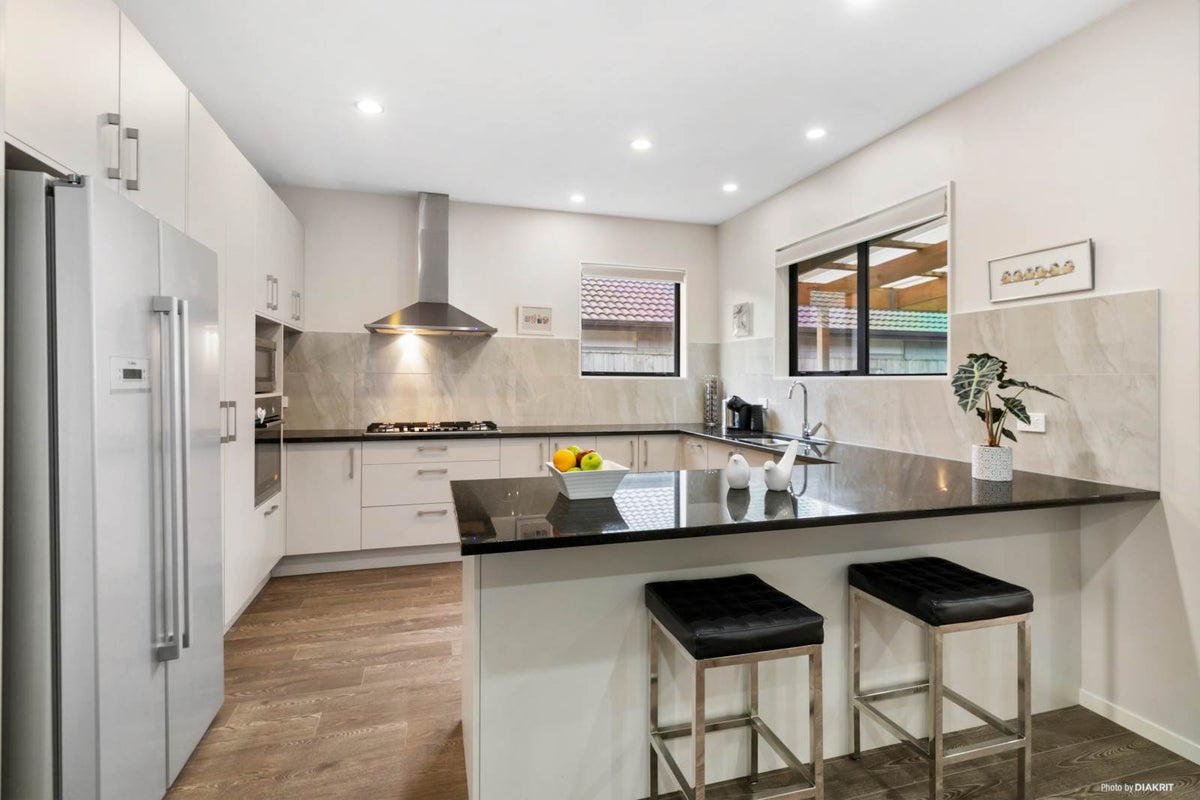 16 Springside Drive, Flat Bush, Auckland - Carousel 1