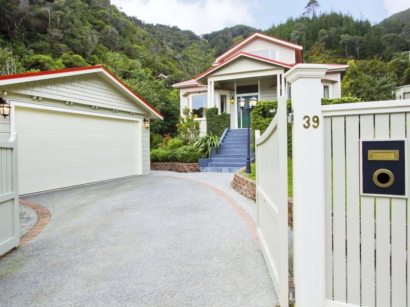 39 Rona Street, Eastbourne, Lower Hutt - Carousel 1