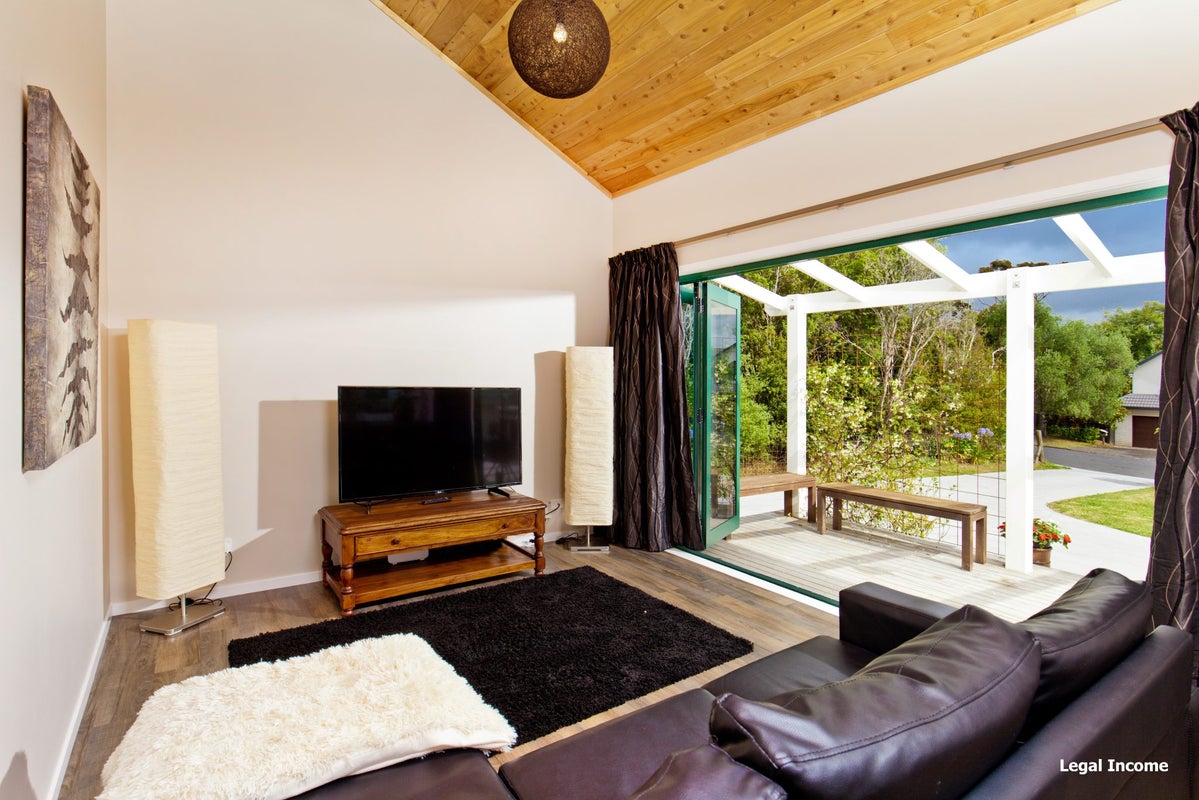 2 Waipuia Place, Greenhithe, Auckland - Carousel 2