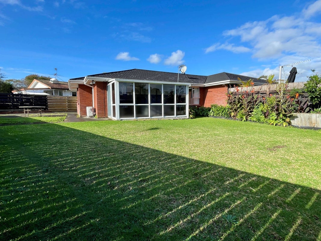 1/1 Tina Place, Sunnyhills, Auckland - Carousel 1