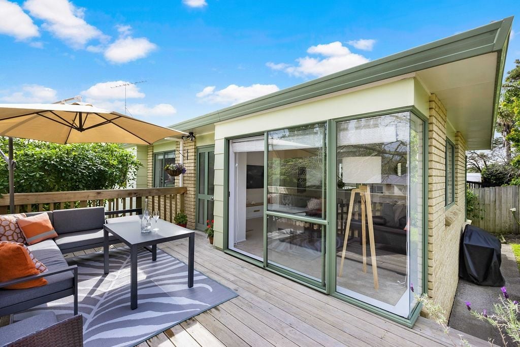1 Shadon Place, Stanmore Bay, Whangaparaoa - Carousel 2