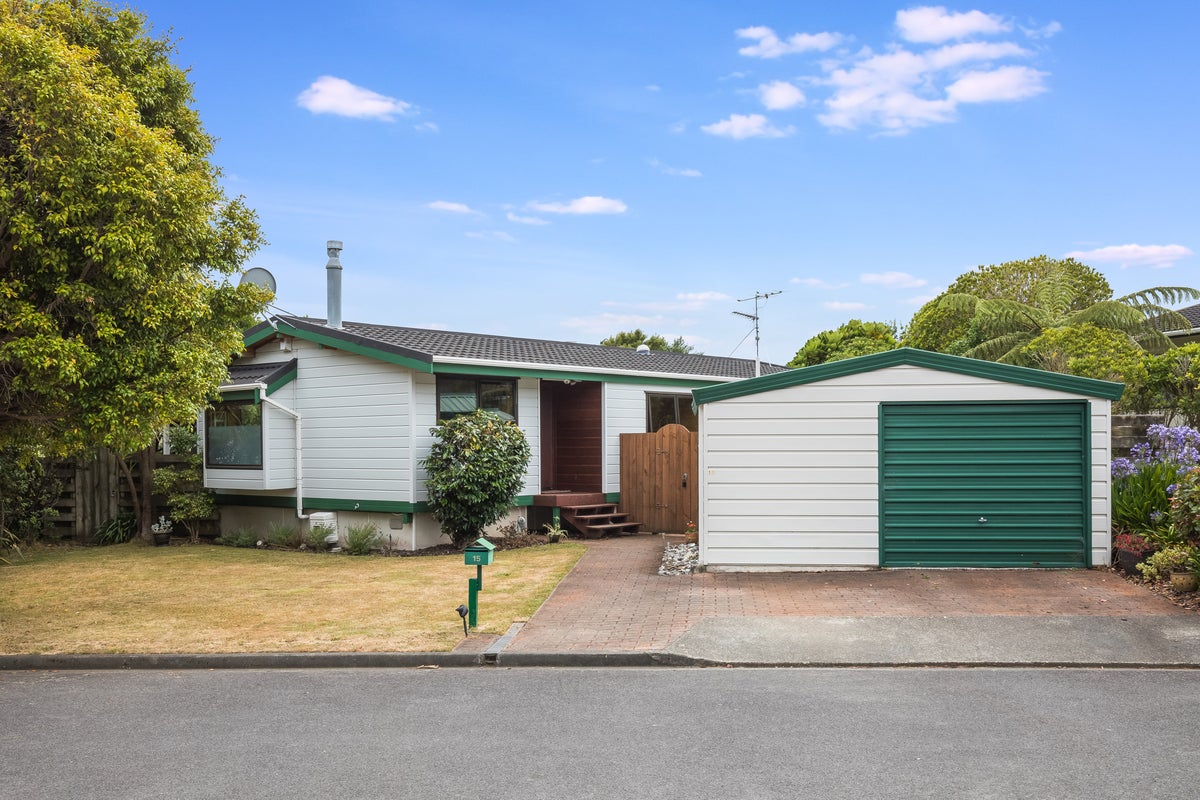 15 James Cook Drive, Whitby, Porirua - Carousel 1