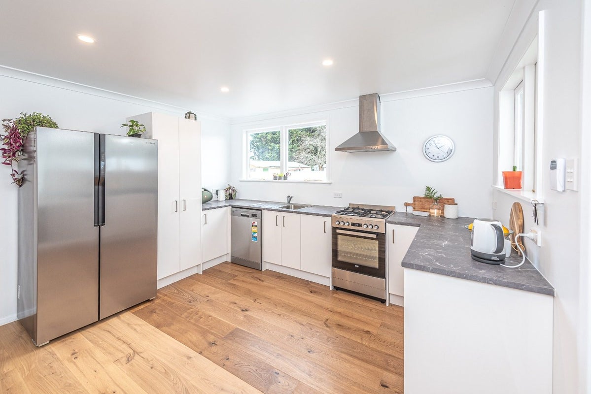 25 Hinemoa Street, Whanganui East, Whanganui - Carousel 2