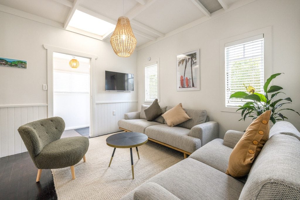7 Surfdale Road, Surfdale, Waiheke Island - Carousel 2