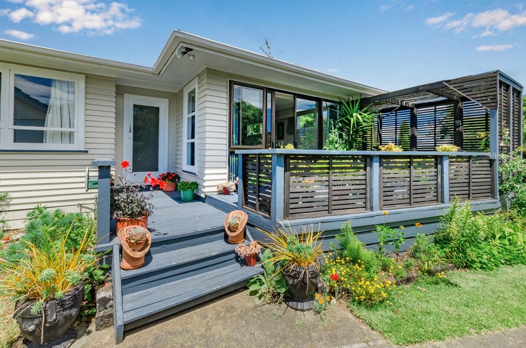 37 Mazengarb Road, Paraparaumu Beach, Paraparaumu - Carousel 1