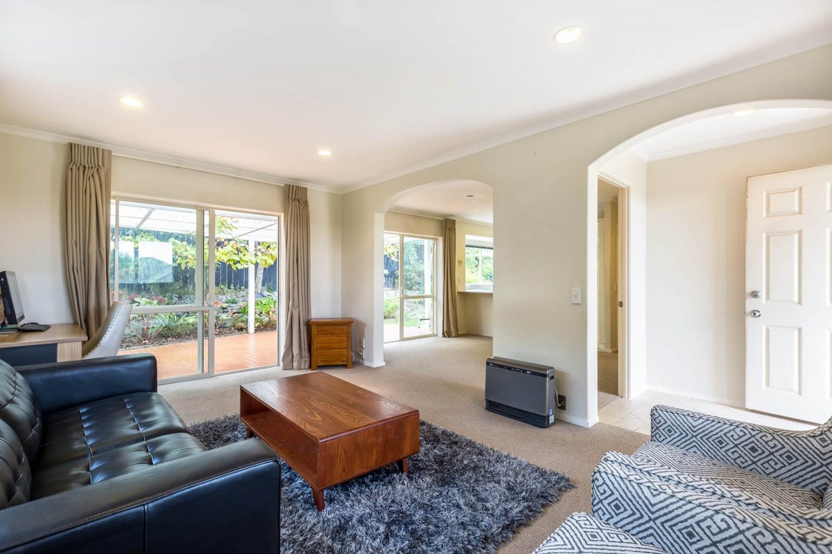 7 Belsera Court, Northpark, Auckland - Carousel 2