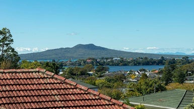 1F Currey Crescent, Milford, Auckland - Carousel 1