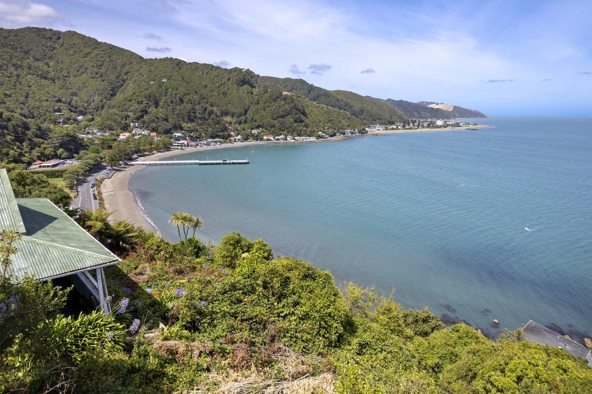 35 Ferry Road, Days Bay, Lower Hutt - Carousel 1