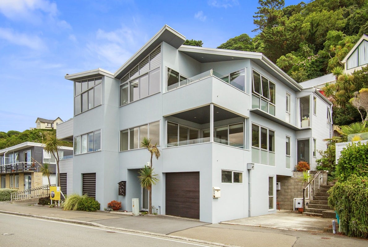 2/275 Karaka Bay Road, Karaka Bays, Wellington - Carousel 1