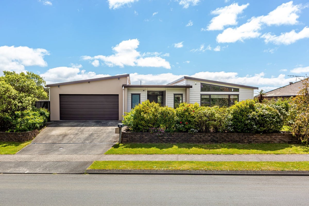 98 Navigation Drive, Whitby, Porirua - Carousel 1