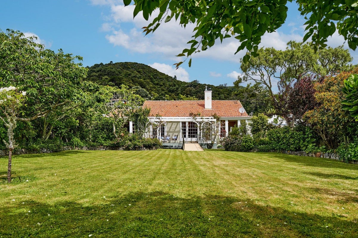 3 Cheviot Road, Lowry Bay, Lower Hutt - Carousel 1