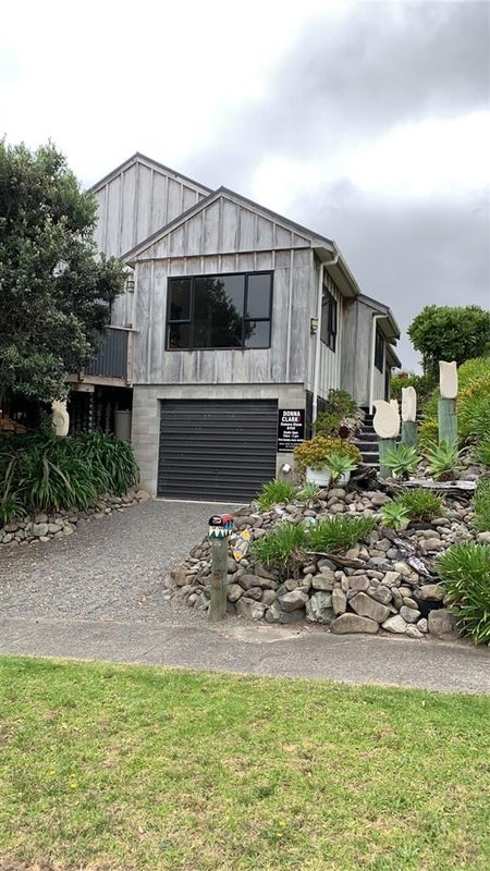 27 Hicks Crescent, Waikanae Beach, Waikanae - Carousel 1