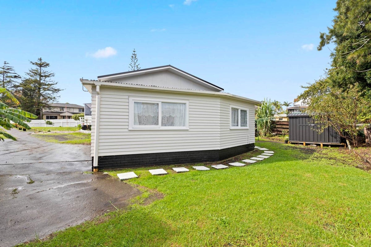 12 Ashbourne Place, Glendene, Waitakere City, Auckland - Carousel 2