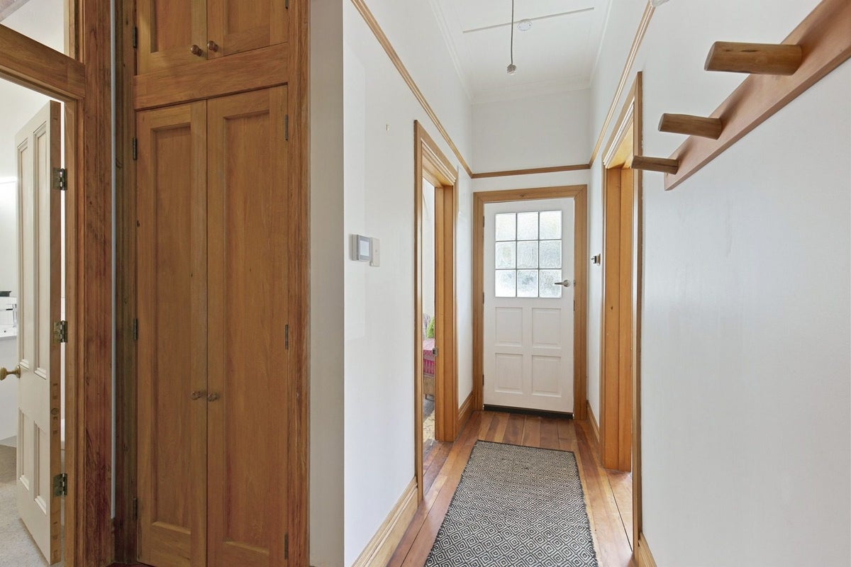 31 Edinburgh Terrace, Berhampore, Wellington - Carousel 12