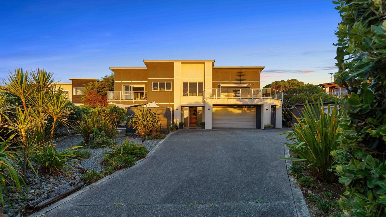 11 Pharazyn Avenue, Waikanae Beach, Waikanae - Carousel 1