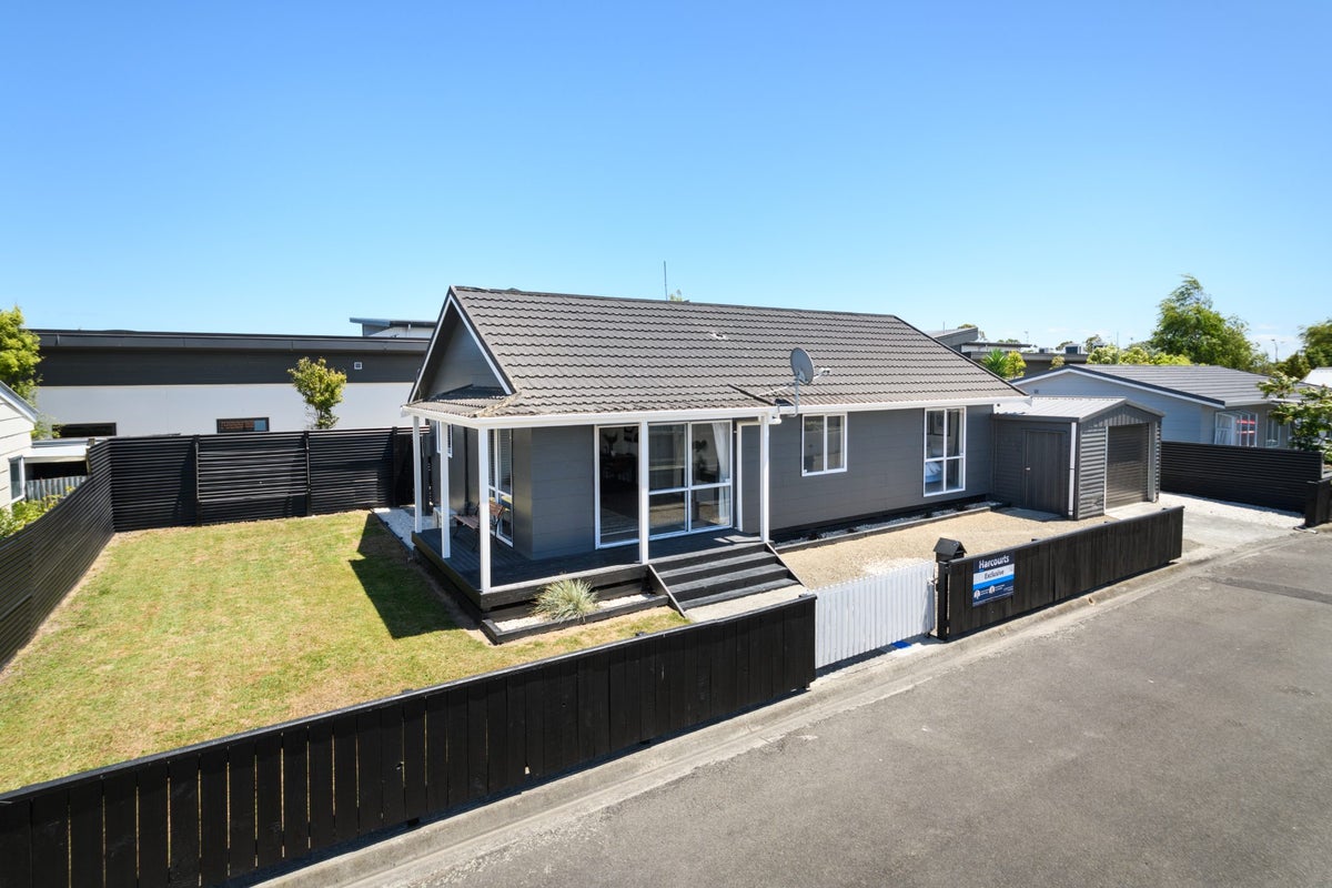 2 Coromandel Court, Roslyn, Palmerston North - Carousel 1