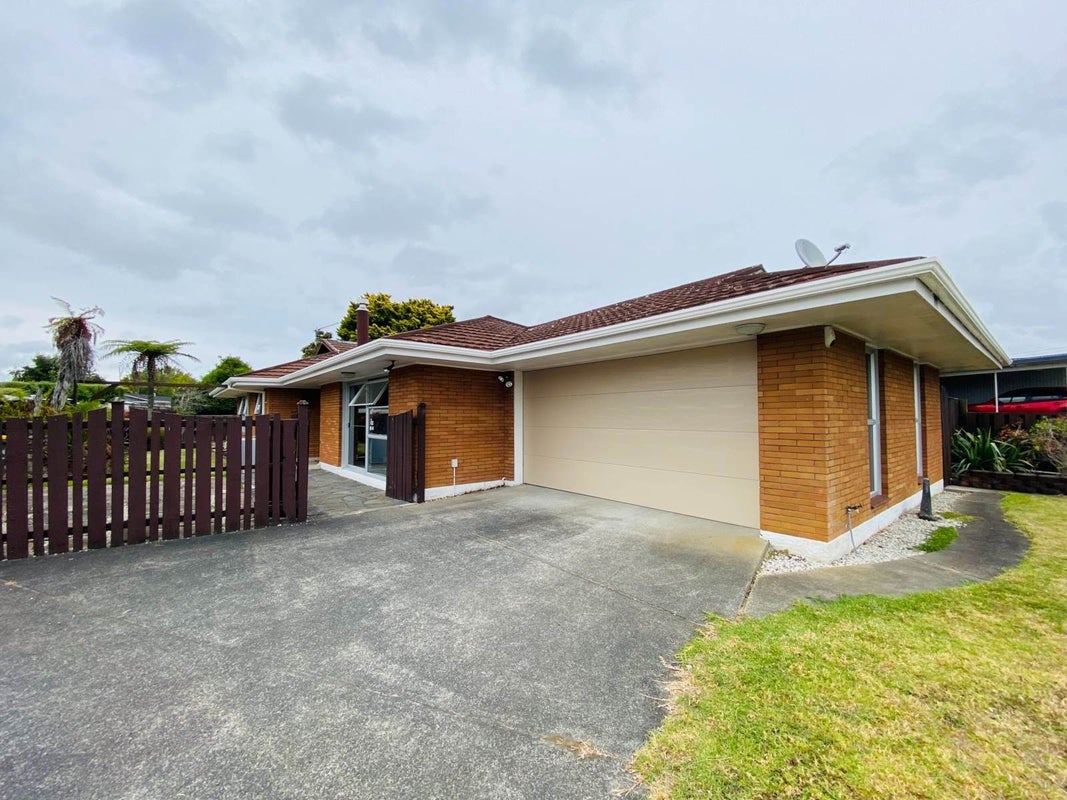 4 Lakeside Drive, Pahurehure, Papakura - Carousel 1