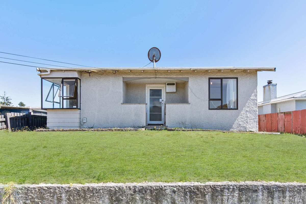 1 Manuka Street, Castlecliff, Whanganui - Carousel 1