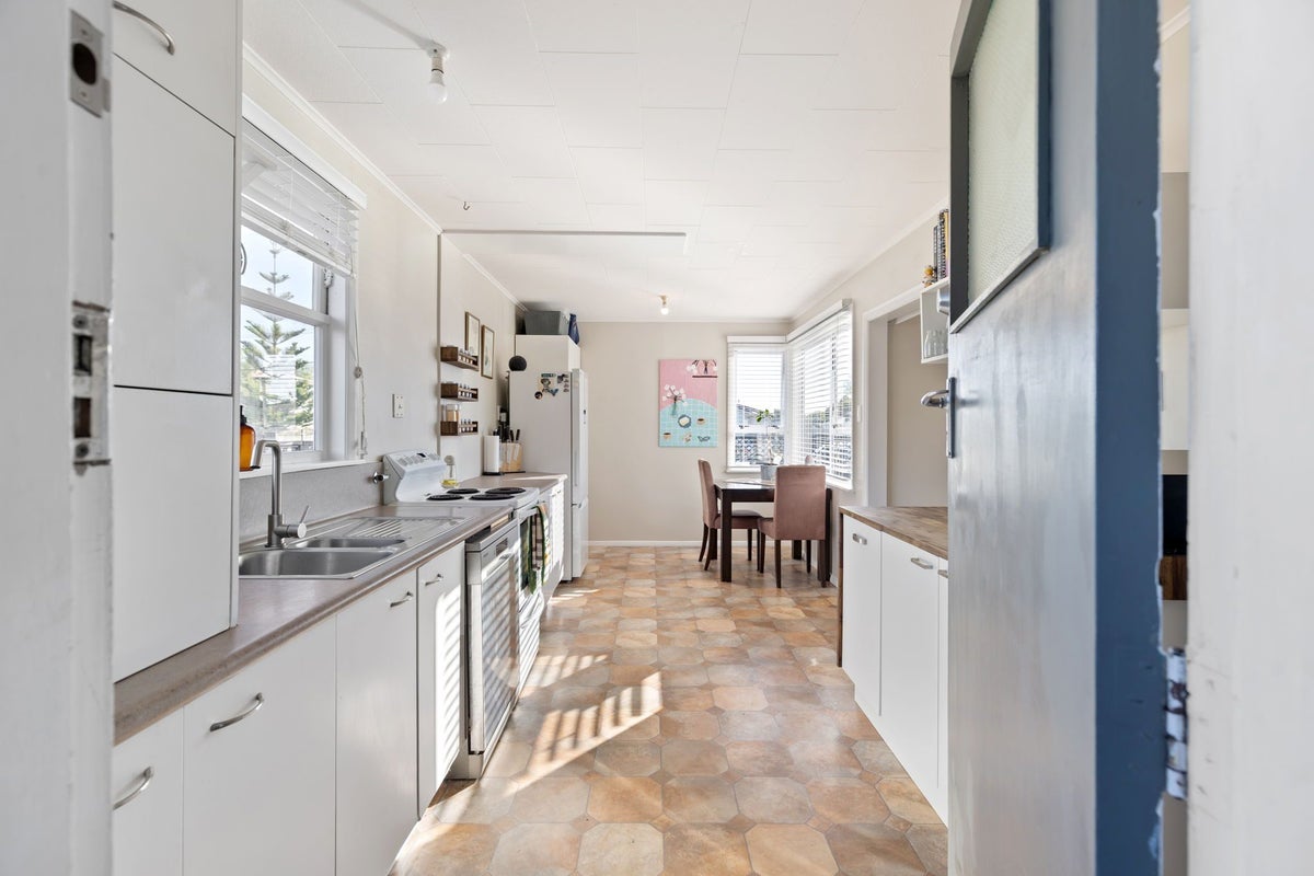 15 Sinclair Avenue, Highbury, Palmerston North, Manawatu / Whanganui - Carousel 2