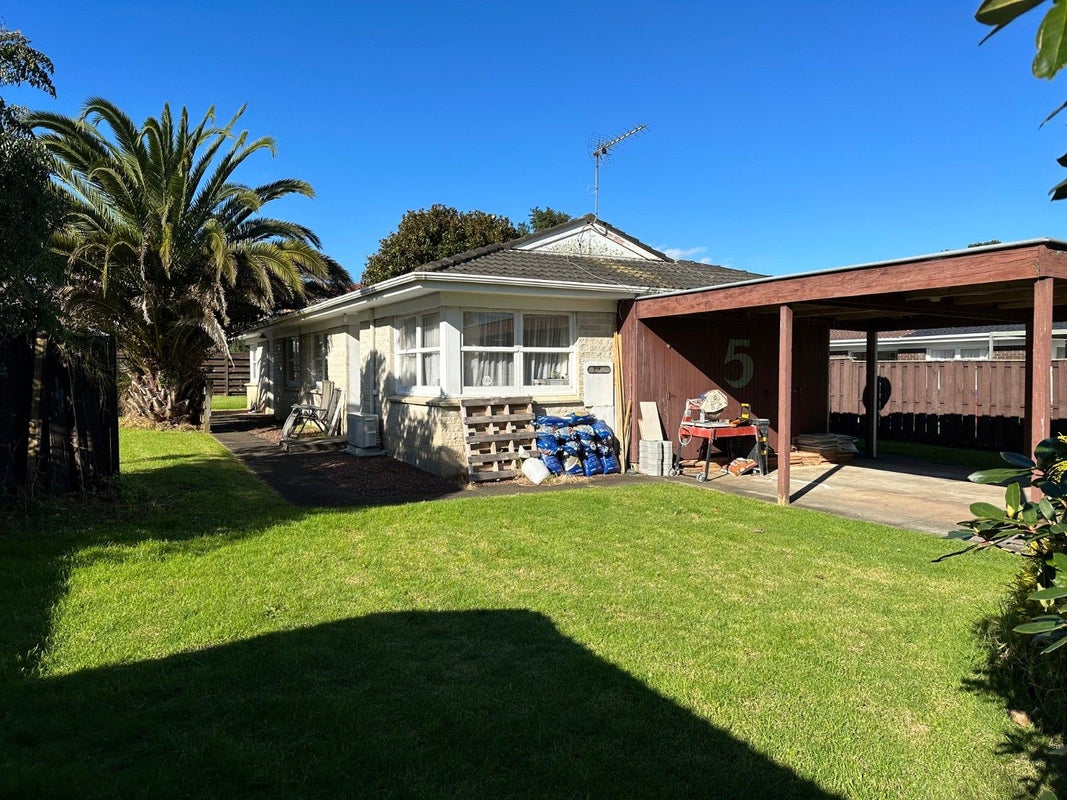 20 Hamilton Place, Glenfield, Auckland - Carousel 2