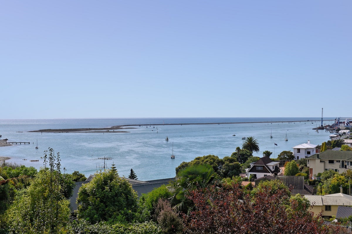 10 The Cliffs, Britannia Heights, Nelson - Carousel 1
