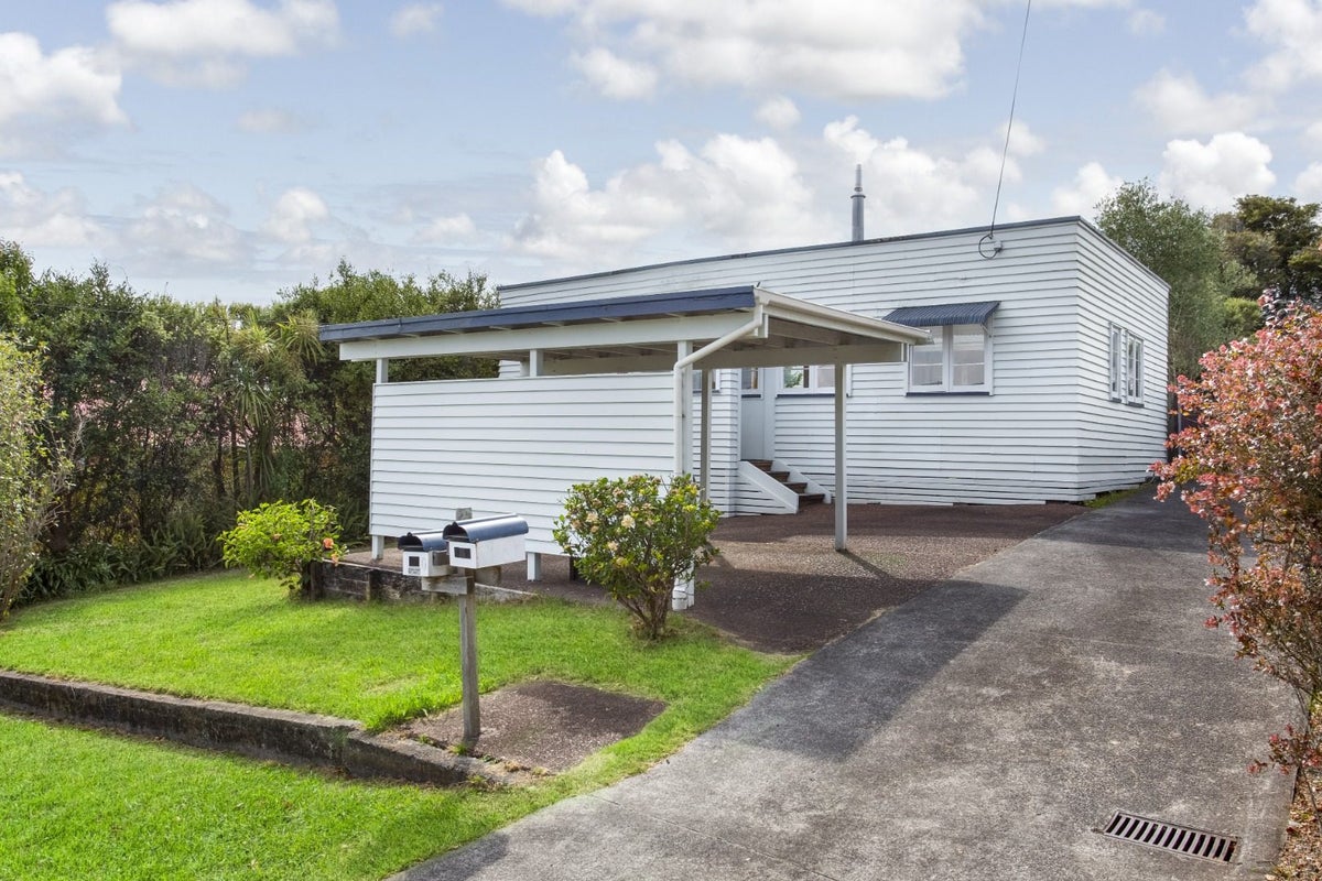 17 Pine Street, New Lynn, Auckland - Carousel 1