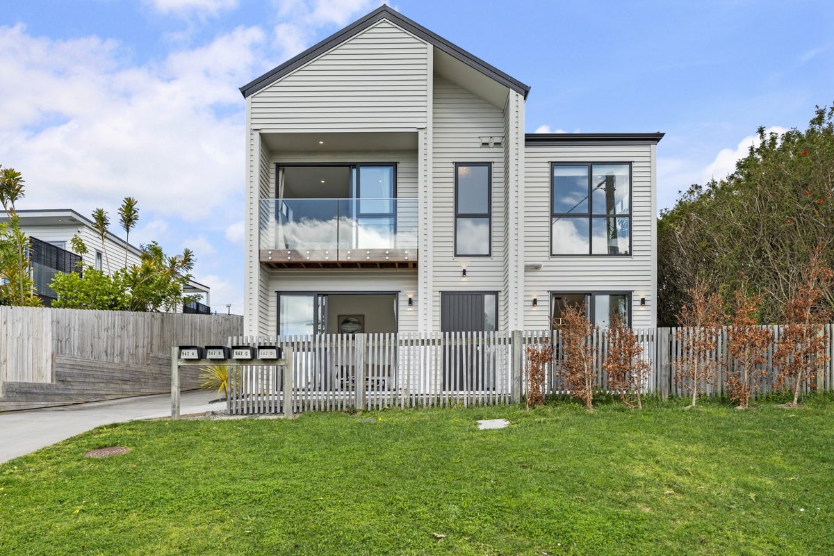 562A Beach Road, Rothesay Bay, Auckland - Carousel 1