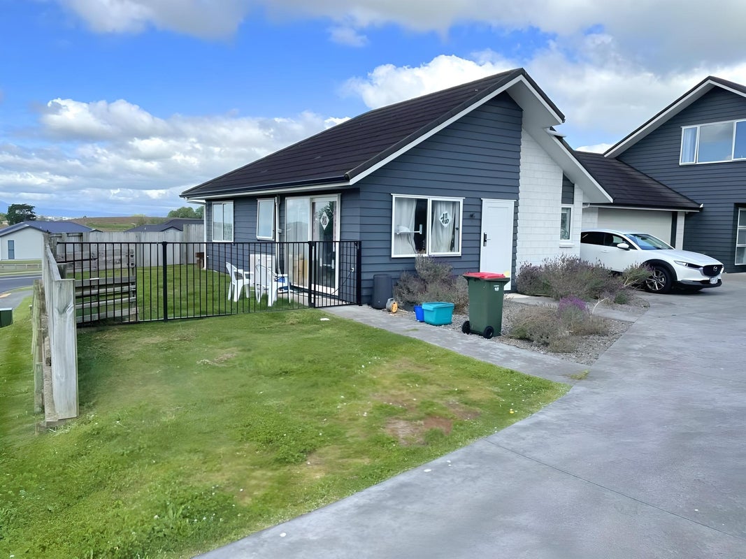 22 Kapua Crescent, Rototuna North, Hamilton - Carousel 1
