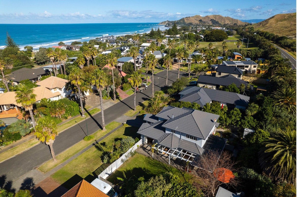 21 Ocean Park, Wainui, Gisborne - Carousel 1