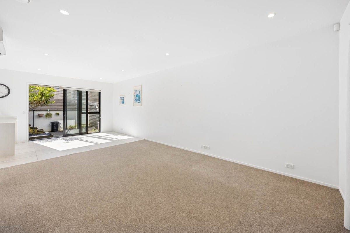 8 Kimiora Street, Three Kings, Auckland - Carousel 2